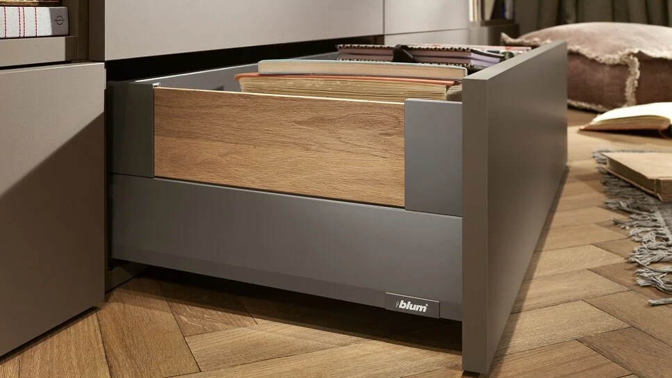 MERIVOBOX modular z BOXCOVER w pokoju dziennym A może mały eksperyment z szufladami? MERIVOBOX z BOXCOVER to okazja, by wyrazić indywidualny styl w pokoju dziennym. Z elementów dekoracyjnych powstają celowo kontrastowe zestawienia lub harmonijnie połączenia.
