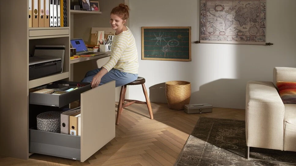 MERIVOBOX modular z BOXCAP w biurze Urządź swoje domowe biuro z MERIVOBOX - z dobrym wyposażeniem pracuje się łatwiej. Długopisy, podkładki czy segregatory mają tu swoje miejsce i są zawsze pod ręką. MERIVOBOX – szuflada standardowa N Idealne wykorzystanie miejsca pod płytą do gotowania – dzięki MERIVOBOX w wysokości N.