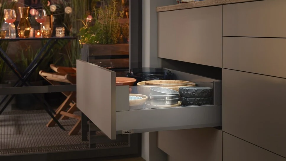 MERIVOBOX modular z BOXCOVER Element dekoracyjny ze szkła wygląda doskonale przy każdym oświetleniu.